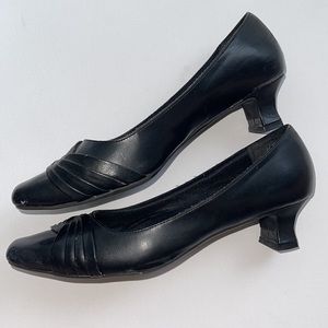 Easy street black pumps 8w